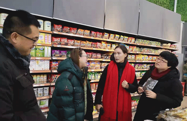 寒冬送暖，法徽映童心——省高院工會(huì)赴扶貧點(diǎn)小學(xué)開展愛心捐贈(zèng)活動(dòng)